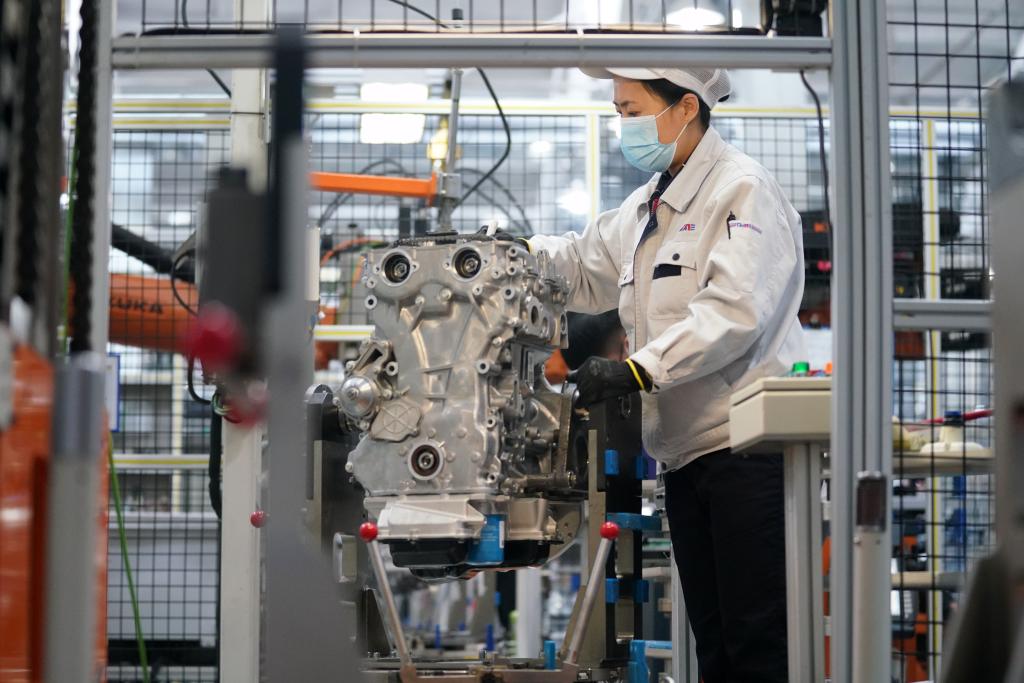 4月15日，在哈爾濱東安汽車動(dòng)力股份有限公司生產(chǎn)車間內(nèi)，工人在生產(chǎn)作業(yè)。新華社記者 王建威 攝